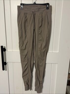 Lululemon Dance Studio jogger sz 6